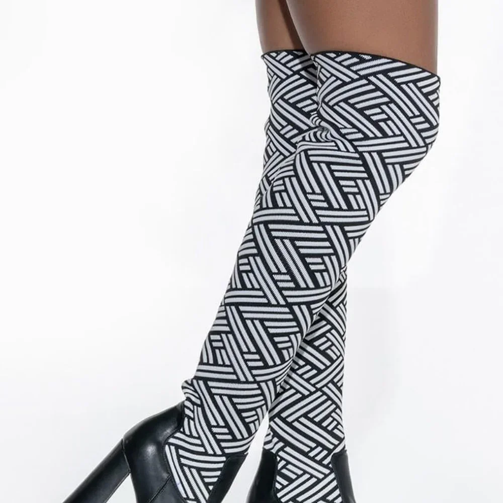 AZALEA WANG NOT YOUR AVERAGE TALK CHUNKY BOOT IN BLACK WHITE ( BRAND NEW !!!! )